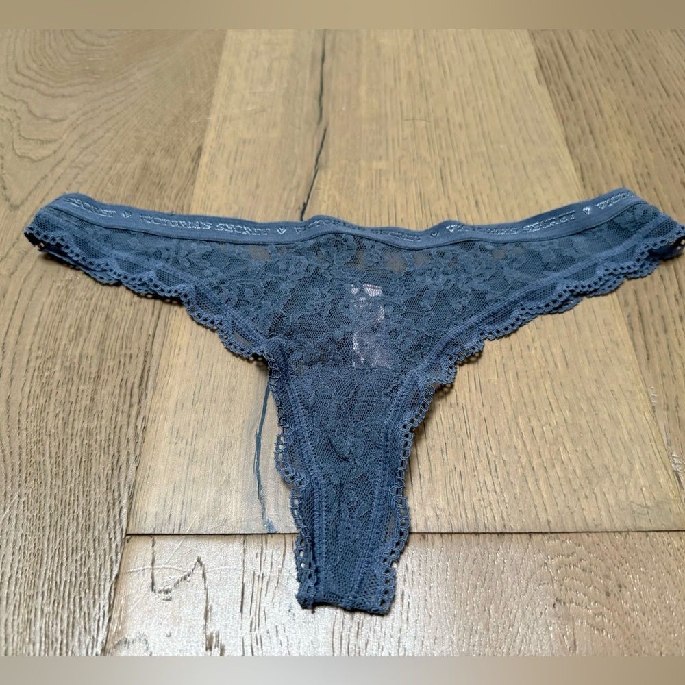 Gorgeous vintage Victoria’s Secret dark grey lace panty in size XS